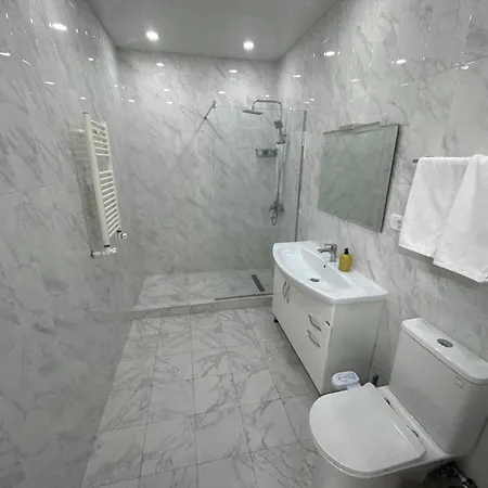 Modern 2-Bedroom Stay In Central Yerevan Exterior photo