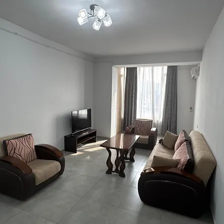 Modern 2-Bedroom Stay In Central Yerevan Exterior photo